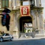 La persecución a los protagonistas ocupa una buena parte del metraje y muestra panorámicas de las calles de Sevilla
