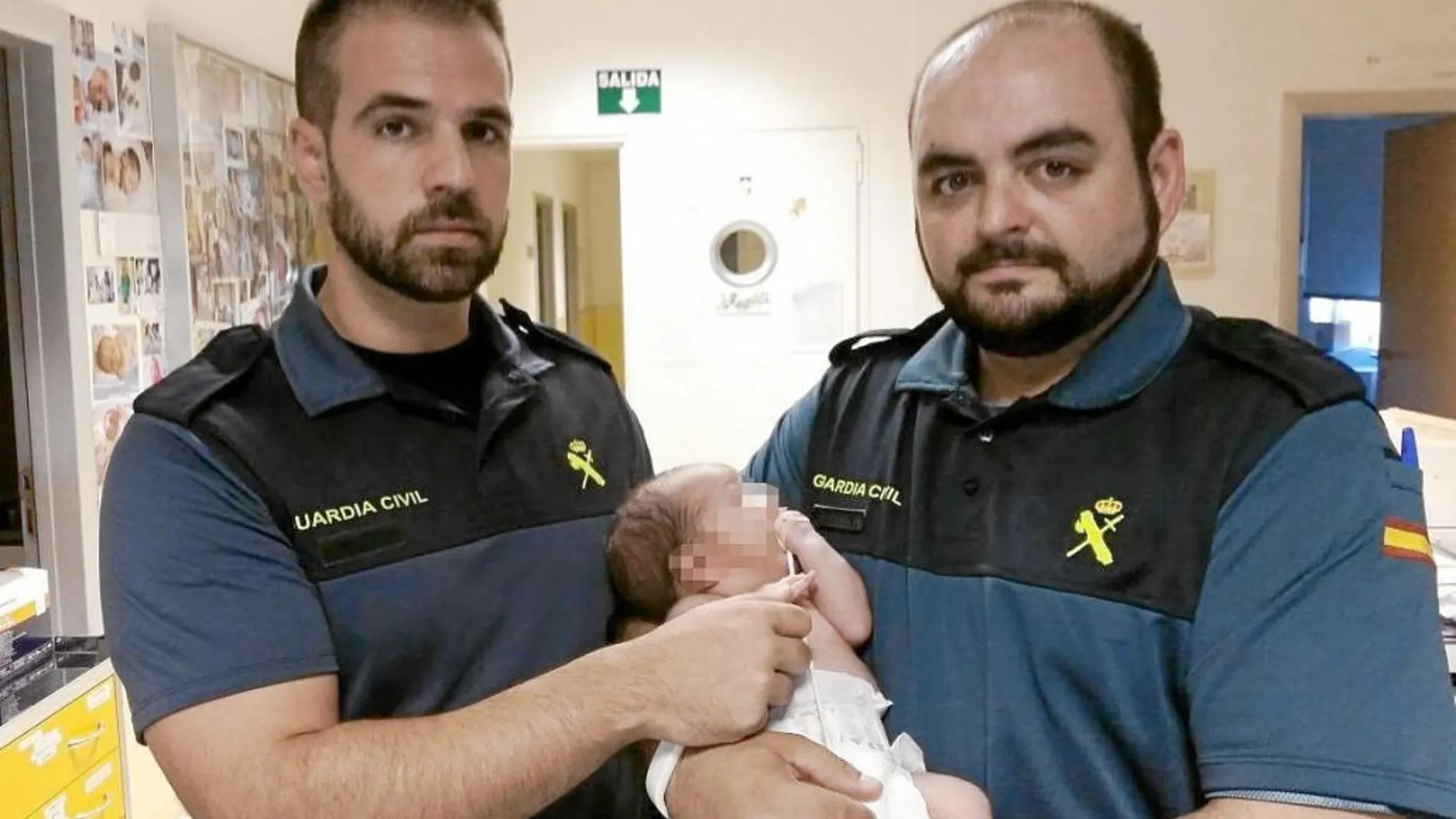 El bebé, rescatado por dos agentes de la Guardia Civil, ya se encuentra «en condiciones fabulosas»