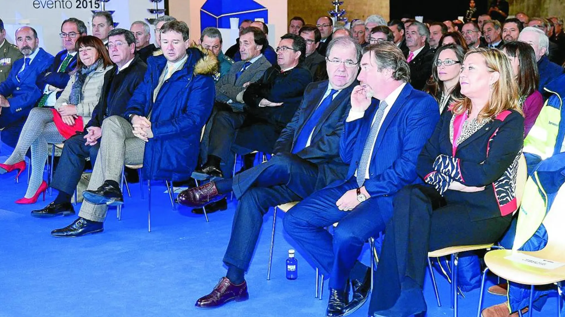 Juan Vicente Herrera, Pilar del Olmo, Javier Lacalle y César Rico junto a directivos de Kronospan visitan las nuevas instalaciones de la empresa