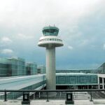 Imagen de la torre de control que corona la Terminal 1 del aeropuerto