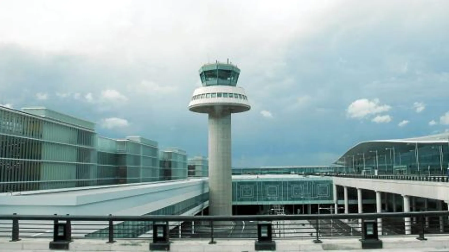 Imagen de la torre de control que corona la Terminal 1 del aeropuerto