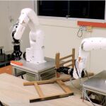 El robot montador de muebles, en acción