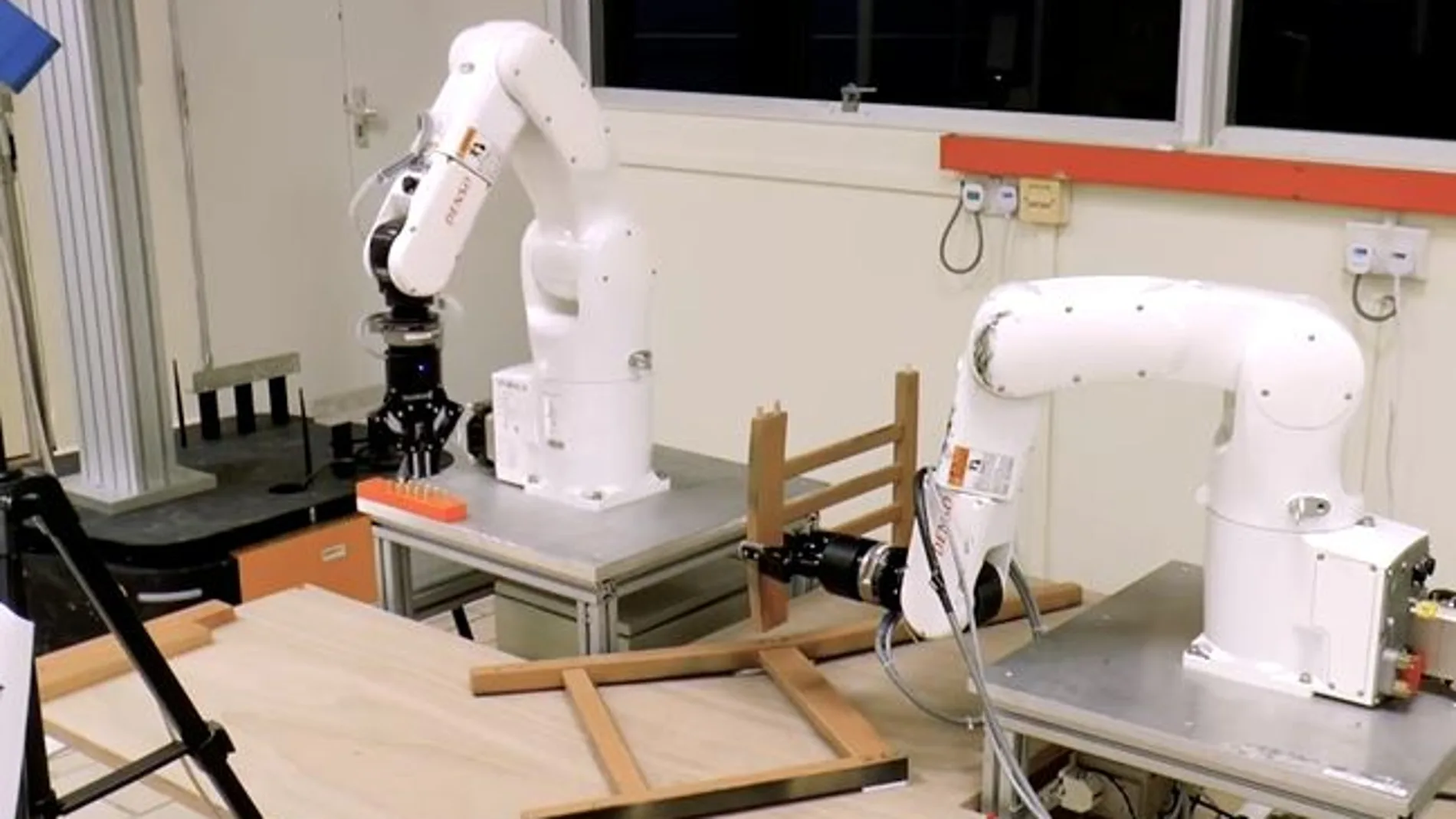 El robot montador de muebles, en acción