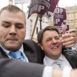El ultra británico Nick Griffin, zarandeado a las puertas de Westminster