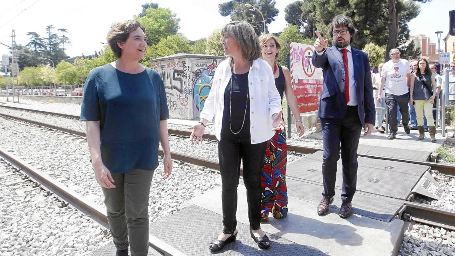 La alcaldesa, ayer, durante un acto para pedir el soterramiento de las vías en el Baix Llobregat