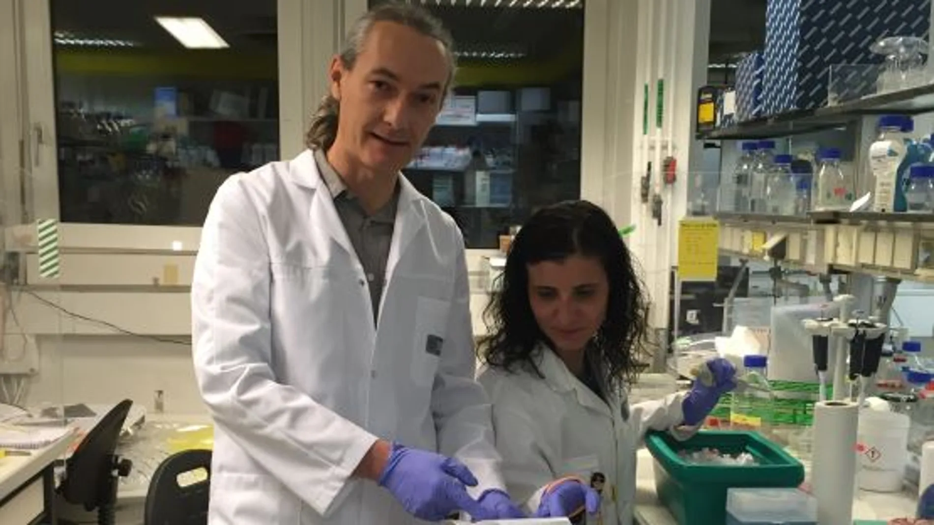 El científico Juan Reguera trabajando en el Laboratorio Europeo de Biología Molecular de Grenoble, en Francia