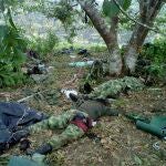 Fotografía cedida por periódico El Líder, Diario Caqueteño, donde se ven soldados muertos en combates contra las Fuerzas Armadas Revolucionarias de Colombia (FARC) el miércoles 13 de febrero de 2013, en Milán, departamento del Caquetá (Colombia).