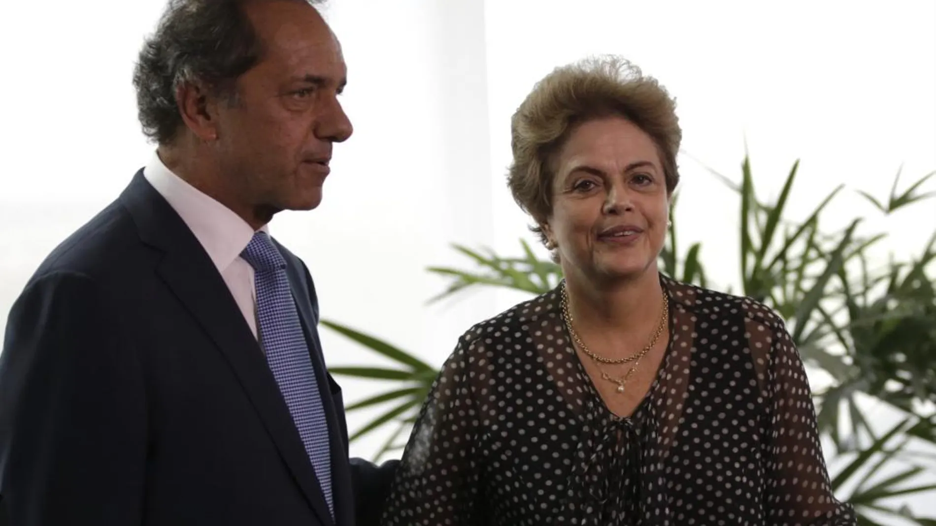 Rousseff dice que sectores «golpistas» buscan un «atajo» para adelantar las elecciones