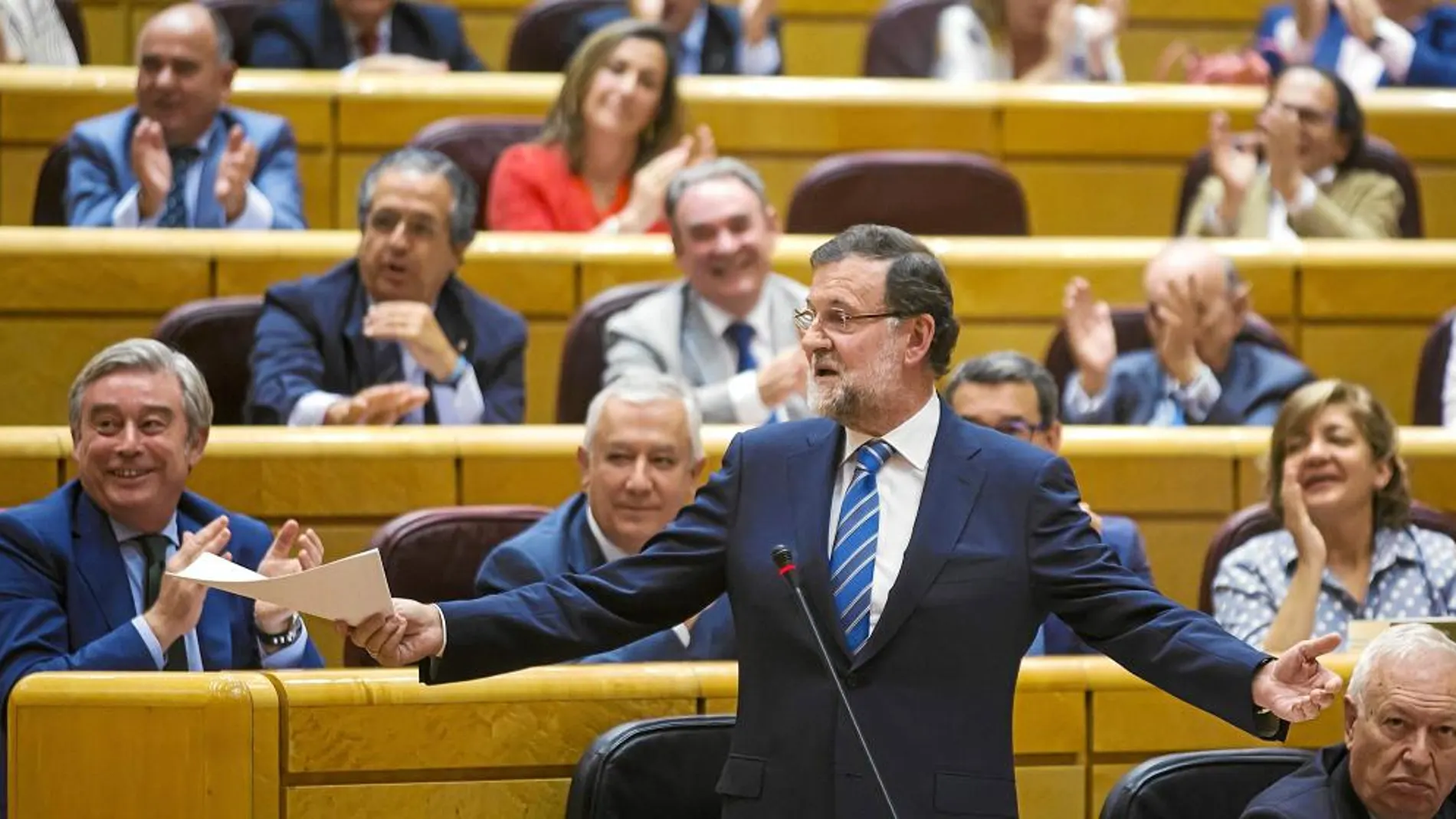 El presidente del Gobierno defendió en el Senado su gestión y cargó contra el PSOE por pactar con Podemos