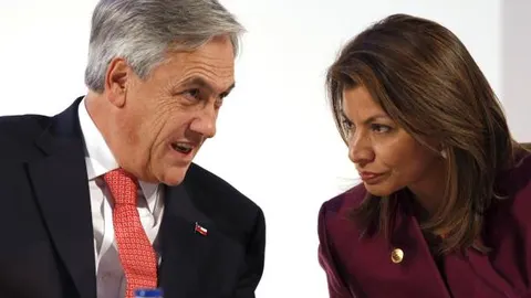 El presidente de Chile, Sebastián Piñera, dialoga con la presidenta de Costa Rica, Laura Chinchilla
