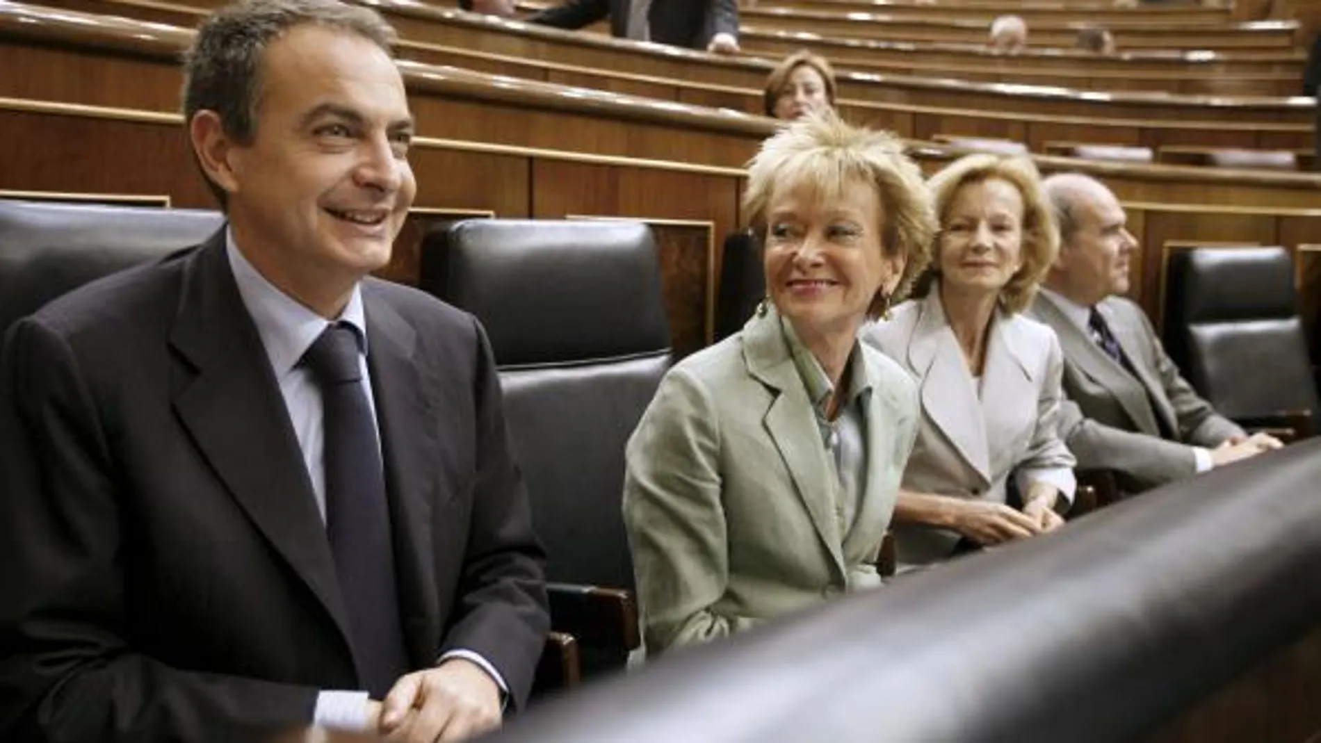 Zapatero apoya a Pajín y la felicita ante las críticas por la estrategia electoral