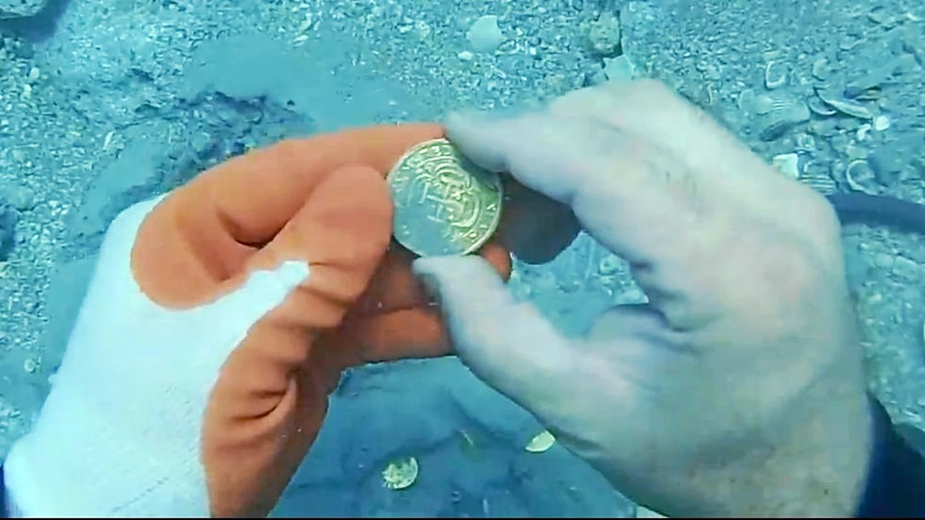 Aquí está una de las espectaculares monedas halladas en el fondo del mar, en perfecto estado de conservación. Una cincuentena son las que hasta ahora han declarado.