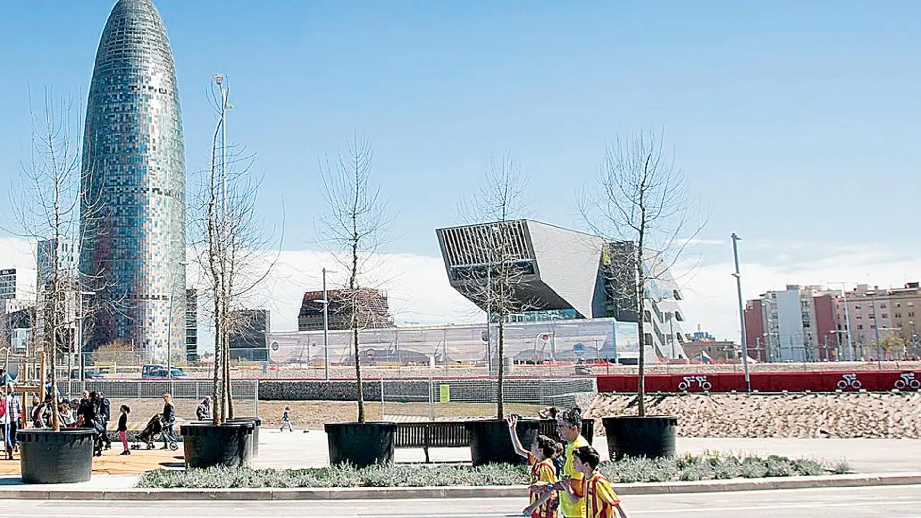 Colau dice ahora que debe analizar el hotel de la torre Agbar