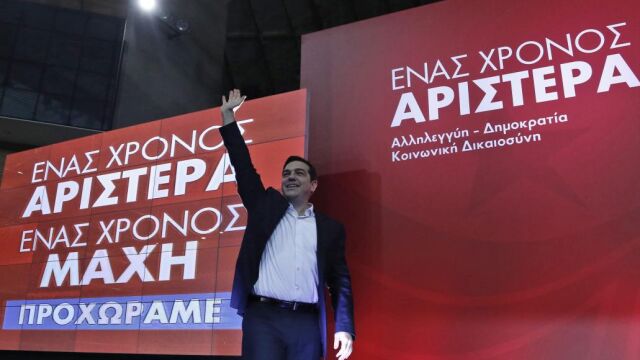 El primer ministro griego Alexis Tsipras saluda hoy en Atenas un acto de Syriza.