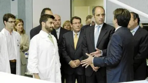 Camps pide dinero para sanidad tras abrir otro centro de salud