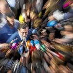 El presidente del Gobierno, Mariano Rajoy, es rodeado por los micrófonos de los periodistas durante la Convención del Partido Popular celebrada en Sevilla, que el partido convocó a principios de abril / Alberto R. Roldán