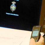 El presidente apenas se ha separado de su teléfono móvil en una de las semanas más difíciles de su mandato