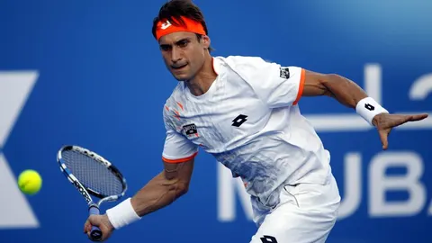 El tenista español David Ferrer devuelve la bola al galo Jo-Wilfried Tsonga durante su partido del torneo de exhibición de Abu Dabi