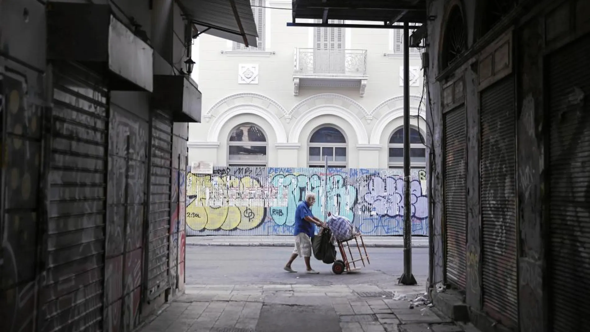Un anciano camina por las calles de Atenas. Desde hace un mes, el Gobierno aplica un programa de vivienda gratuita, transporte, alimentación y reinserción laboral durante un año para 1.073 personas sin techo.
