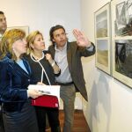 El fotógrafo Daviz Arranz explica a María José Salgueiro y Rosa Valdeón una de sus fotos expuesta en el Museo de Zamora