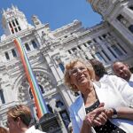 La alcaldesa de Madrid, Manuela Carmena, ayer en el izado de la bandera arcoiris en el Ayuntamiento por el Orgullo Gay