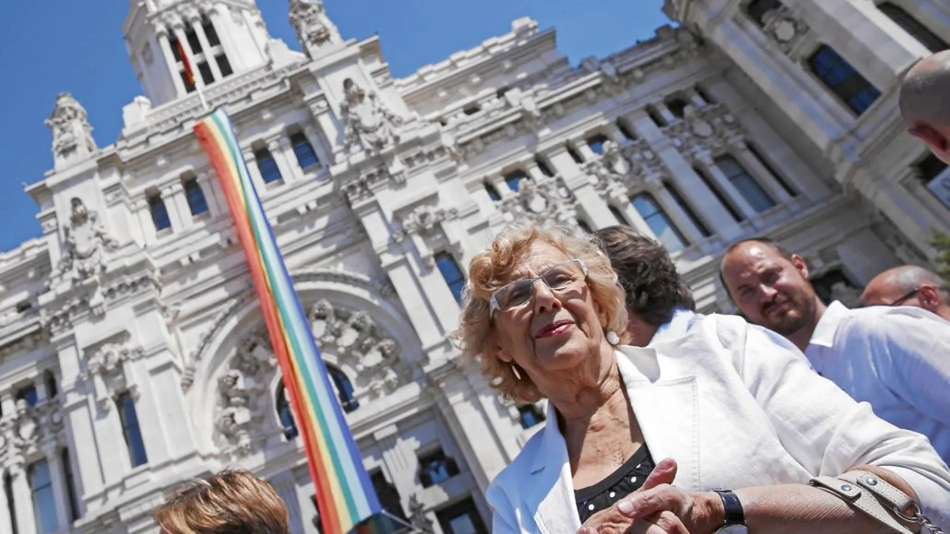 La alcaldesa de Madrid, Manuela Carmena, ayer en el izado de la bandera arcoiris en el Ayuntamiento por el Orgullo Gay