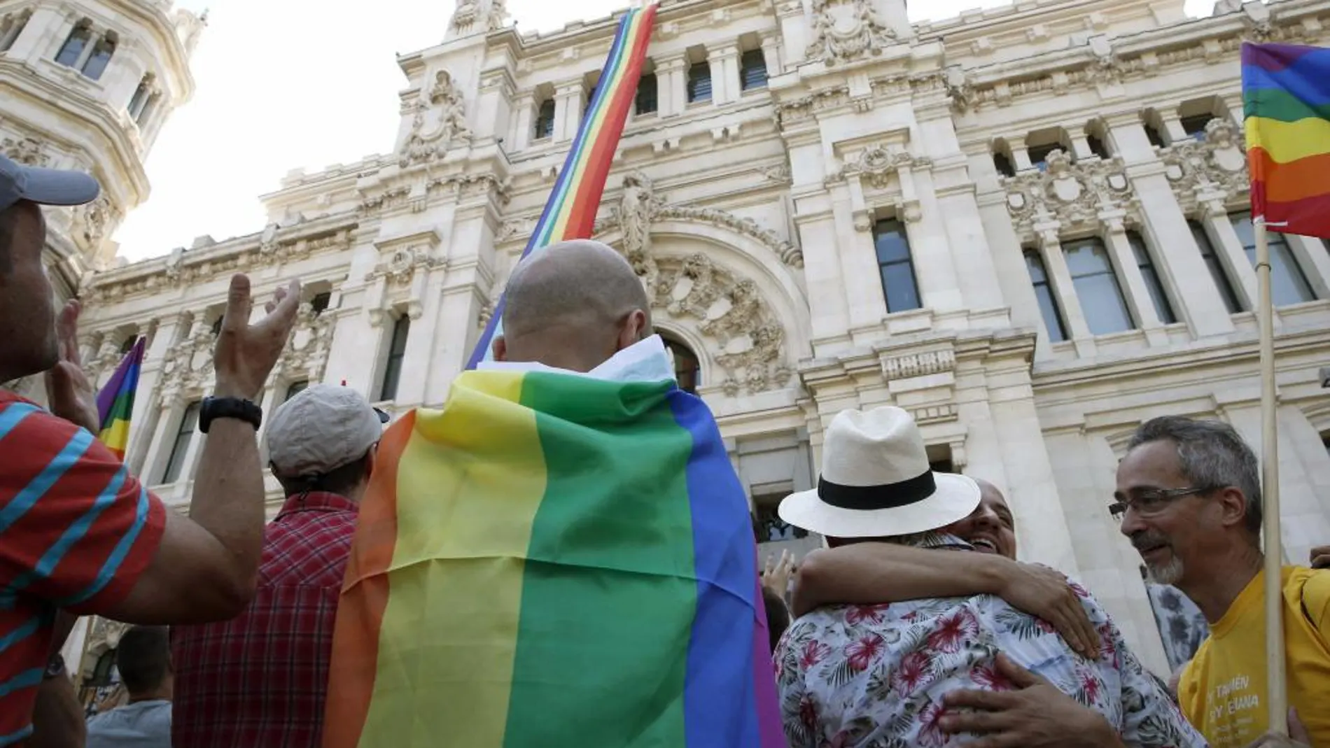 La bandera arcoíris ha sido desplegada hoy en la fachada del Palacio de Cibeles