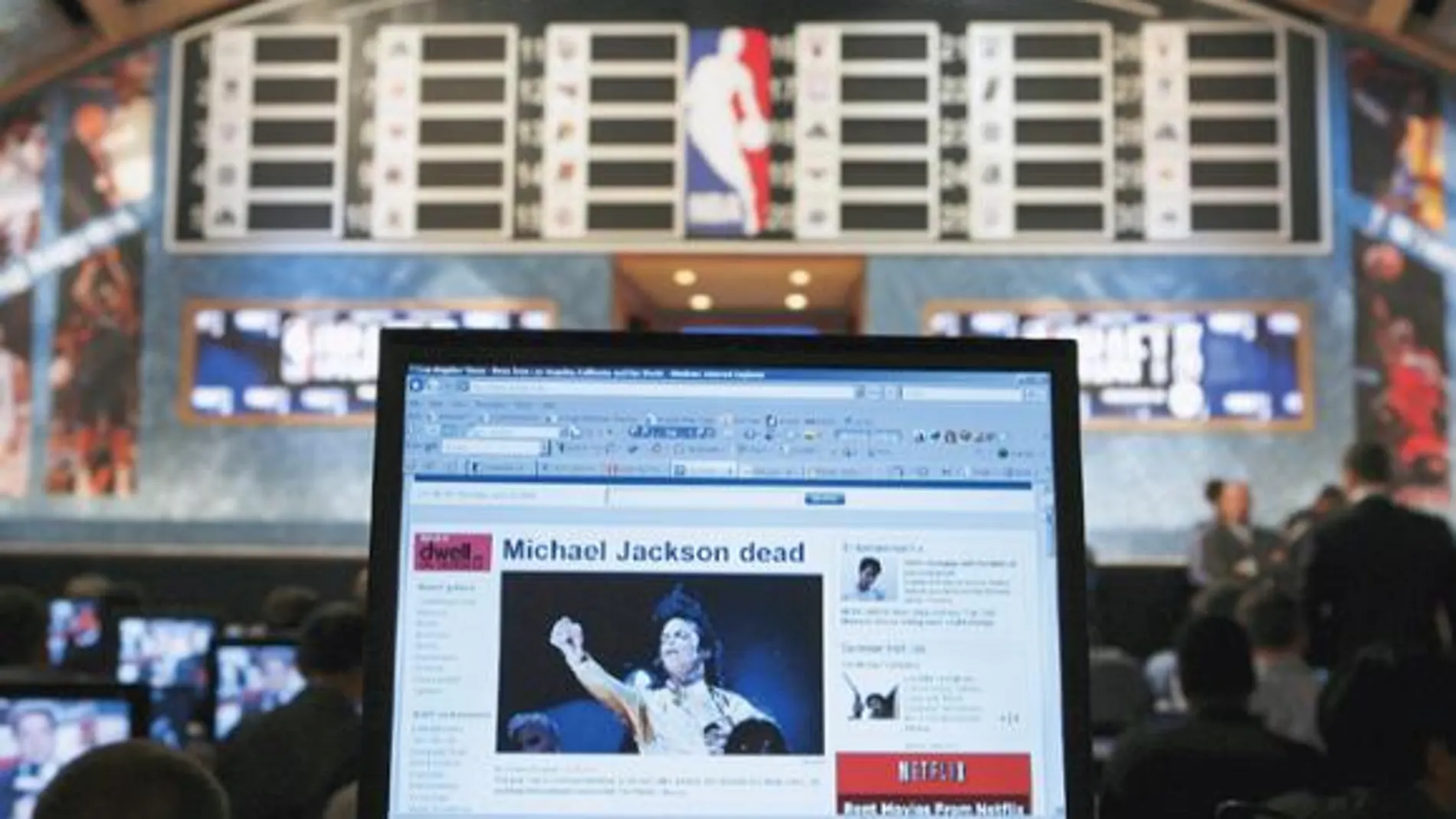 Una página web informa sobre la muerte de Michael Jackson durante la celebración del Draft 2009 de la NBA, en Nueva York