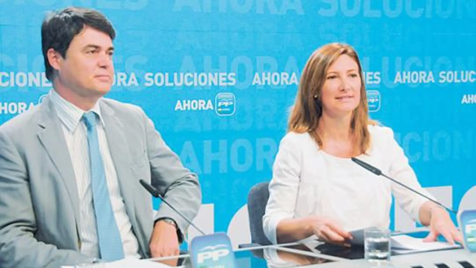 Los diputados del PP-A, Carlos Rojas y Alicia Martínez, ayer, en Sevilla, durante una rueda de prensa