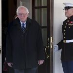 El senador Bernie Sanders, sale del ala oeste de la Casa Blanca, tras la reunión con Obama