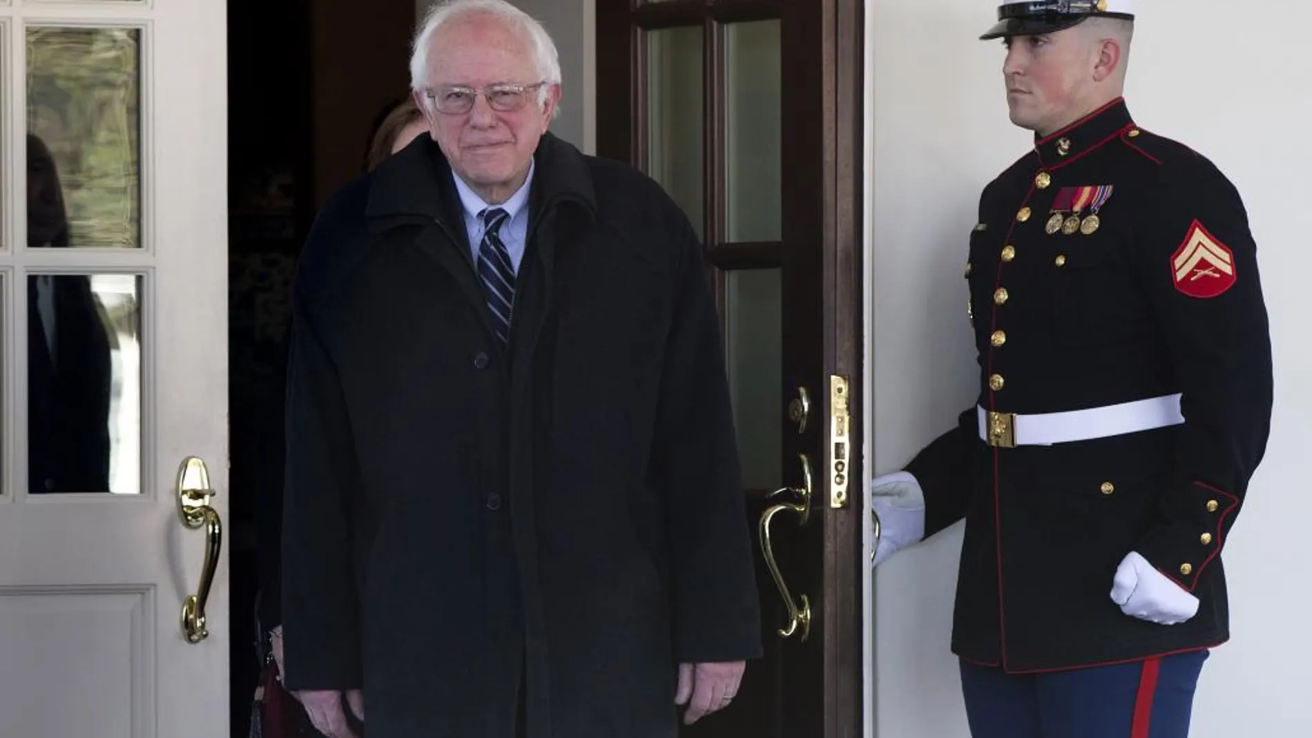 El senador Bernie Sanders, sale del ala oeste de la Casa Blanca, tras la reunión con Obama