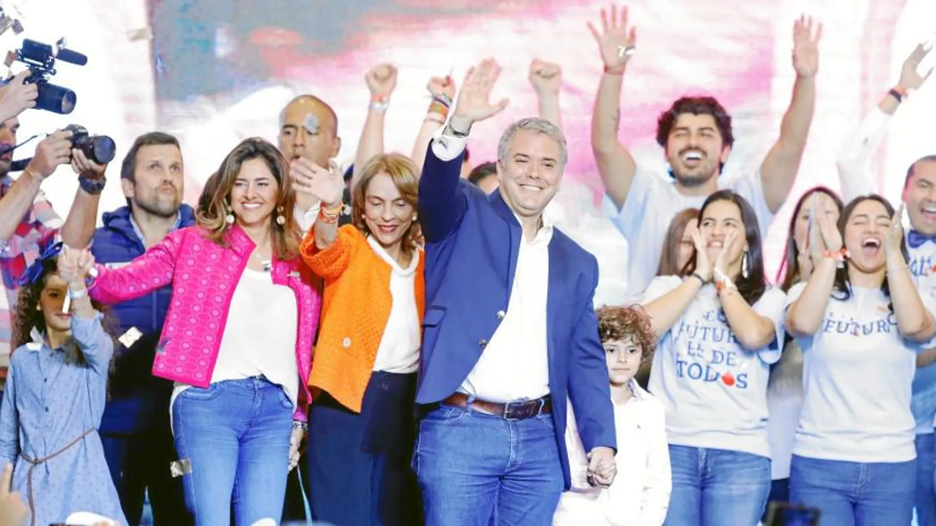 Iván Duque se convirtió el domingo en el segundo presidente más joven de la historia de Colombia. En la imagen, celebra la victoria con sus seguidores en Bogotá / Reuters