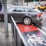Un coche entrando en el colegio Teresianas de la calle Ganduxer invade el carril bici, los vecinos invitan a Colau y a su equipo a subir la calle desde Diagonal a Bonanova