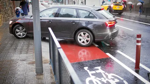 Un coche entrando en el colegio Teresianas de la calle Ganduxer invade el carril bici, los vecinos invitan a Colau y a su equipo a subir la calle desde Diagonal a Bonanova