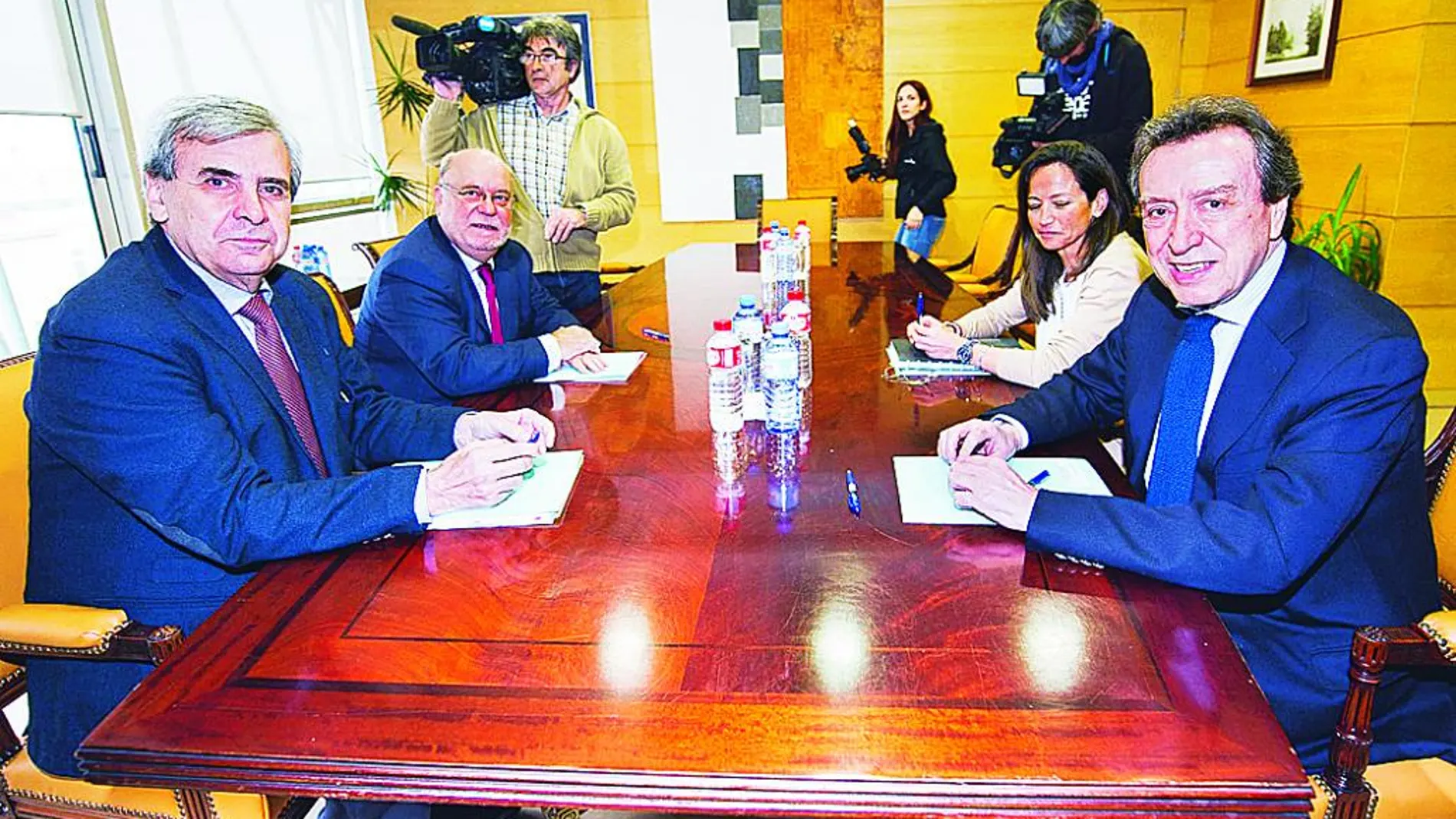 El consejero de Presidencia, José Antonio de Santiago-Juárez, en un encuentro reciente con representantes de la comunidad de Cantabria