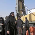 Una mujer iraní camina delante de un misil desplegado en un desfile ayer para conmemorar los 39 años de la revolución de los ayatolás en 1979