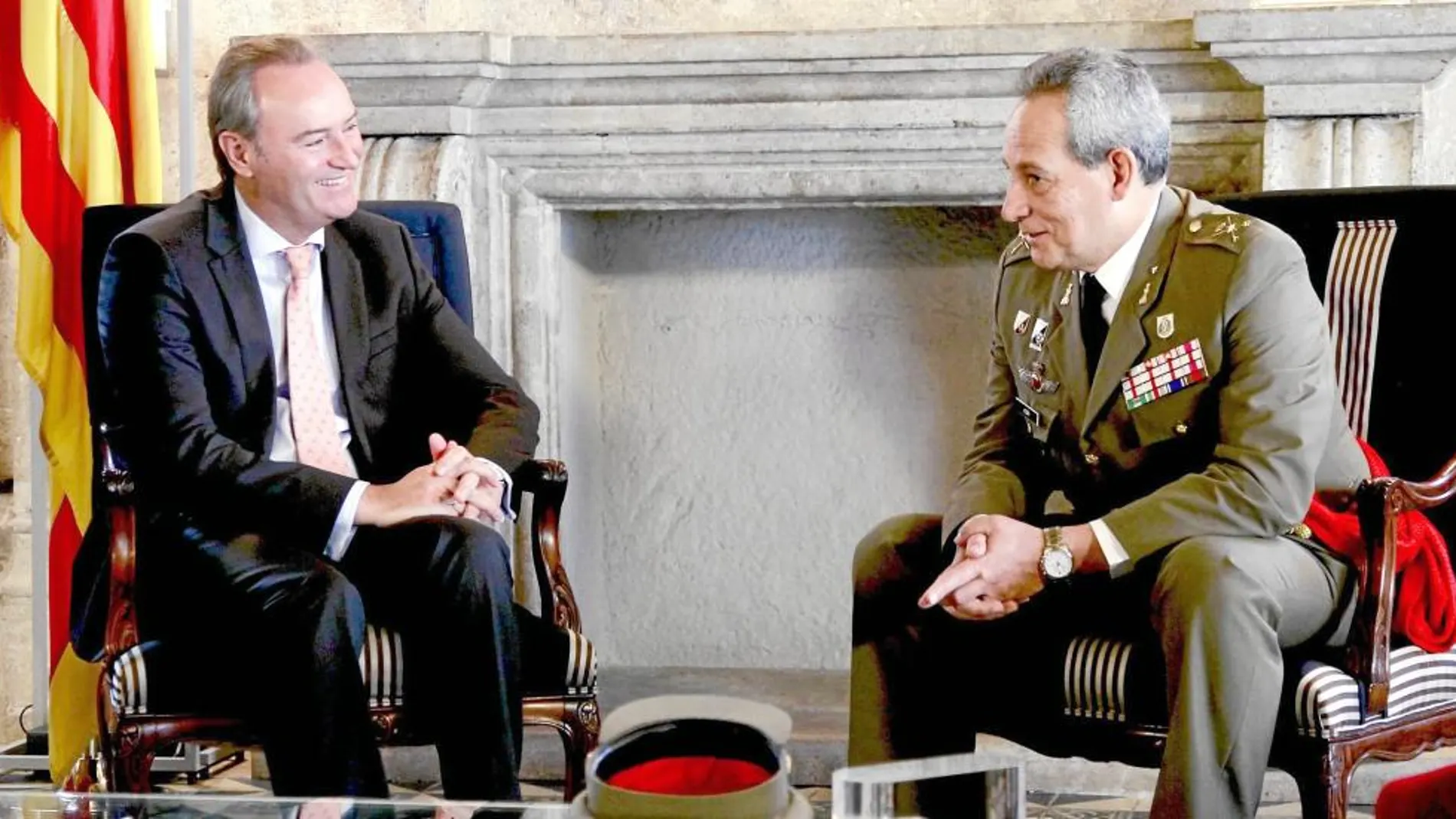 Fabra se reúne con el General Comandante Militar