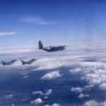 Un avión Hércules durante un reabastecimiento en vuelo a dos Eurofighter