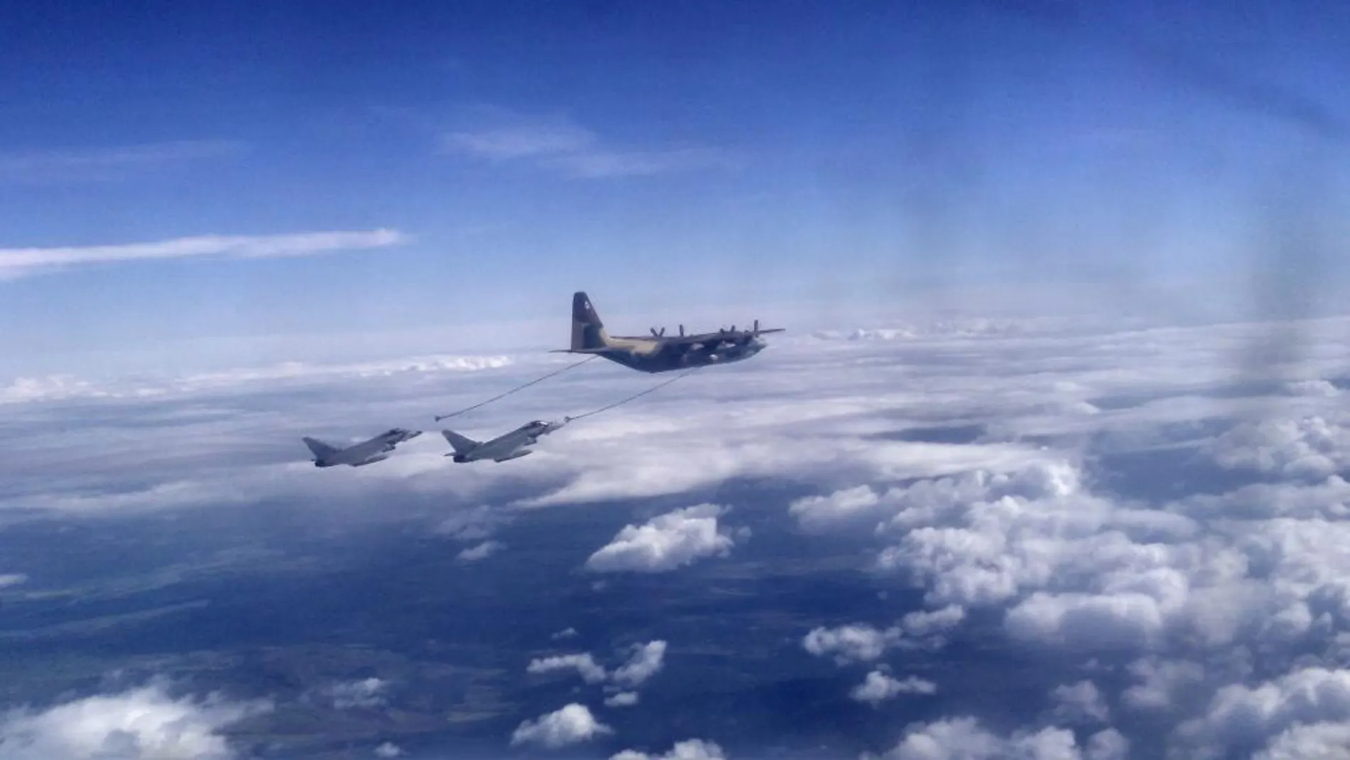 Un avión Hércules durante un reabastecimiento en vuelo a dos Eurofighter