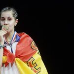 Carolina Marín besa la medalla de campeona del mundo de badminton