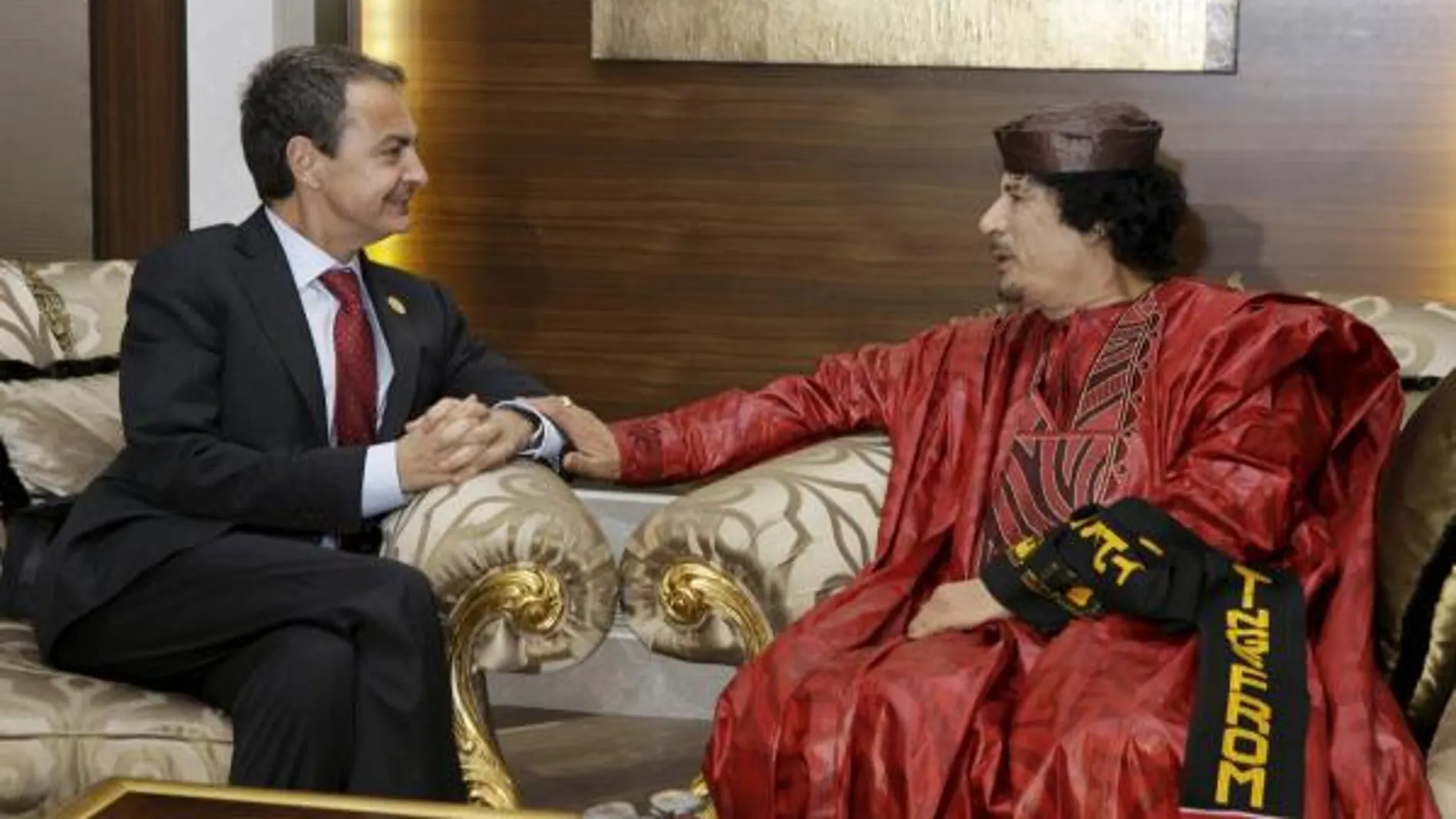 Imagen facilitada por Presidencia del Gobierno, de la reunión bilateral entre el Presidente del Gobierno, José Luis Rodriguez Zapatero (i) y el lider libio, Muammar Gadafia, durante la tercera cumbre que celebran la Unión Africana y la Unión Europea, en l