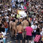 Participantes del tradicional desfile del Orgullo Gay hoy durante el recorrido por las calles de Madrid.