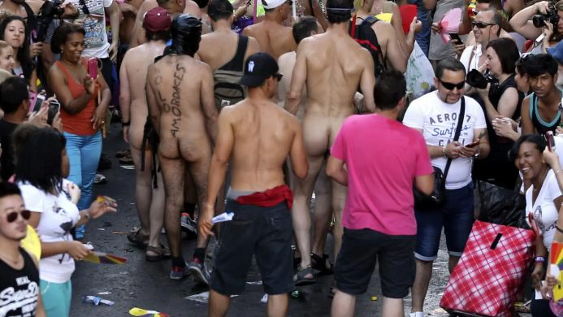 Participantes del tradicional desfile del Orgullo Gay hoy durante el recorrido por las calles de Madrid.