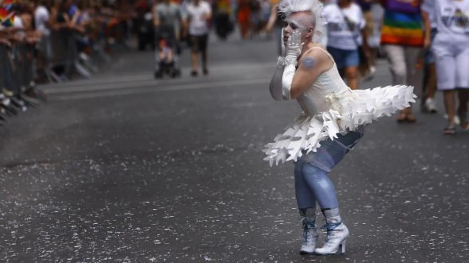 Colega censura el «derroche» en el Día del Orgullo Gay