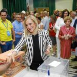 La presidenta de la Comunidad de Madrid, Cristina Cifuentes, ayer durante la votación