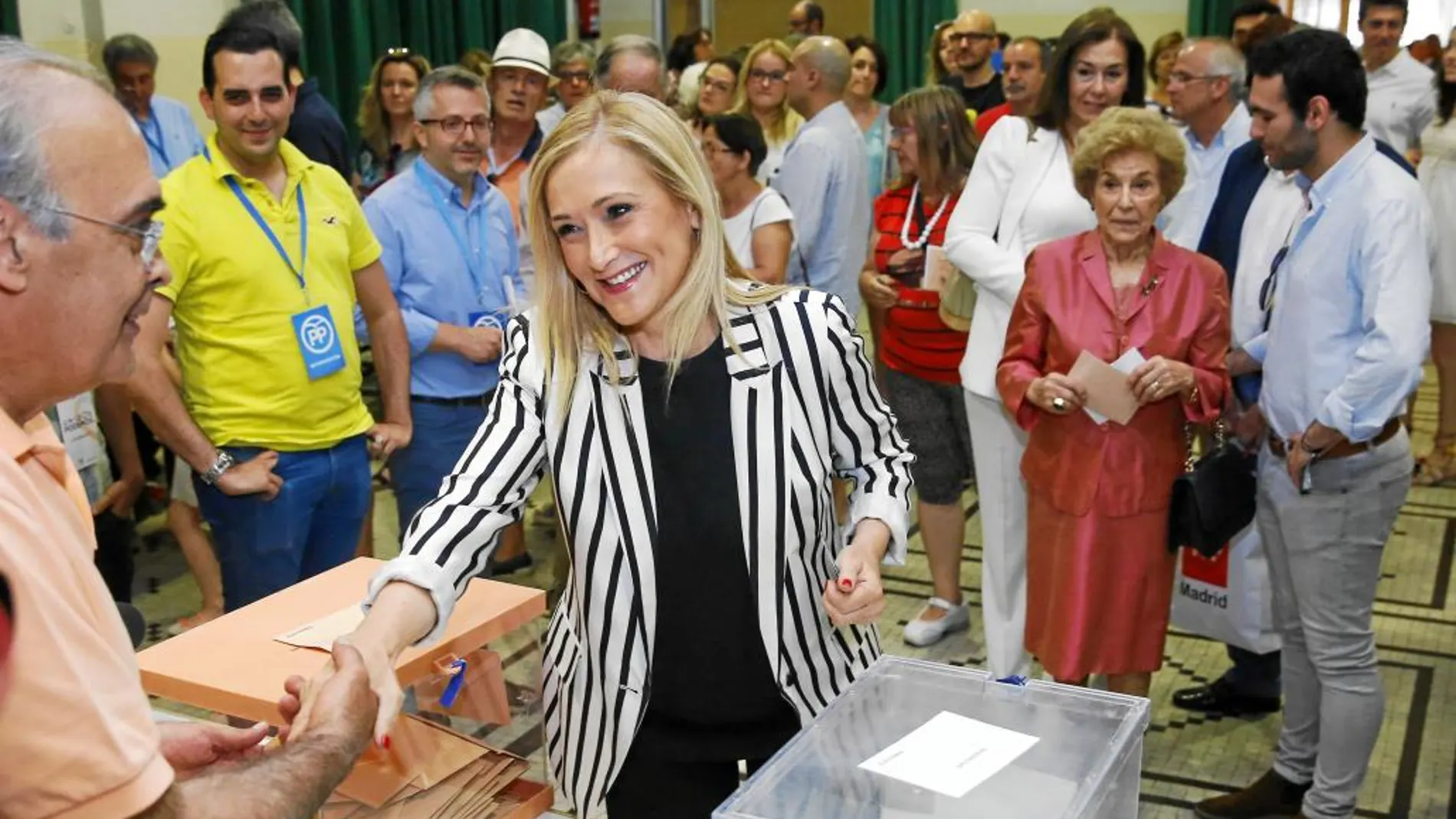 La presidenta de la Comunidad de Madrid, Cristina Cifuentes, ayer durante la votación