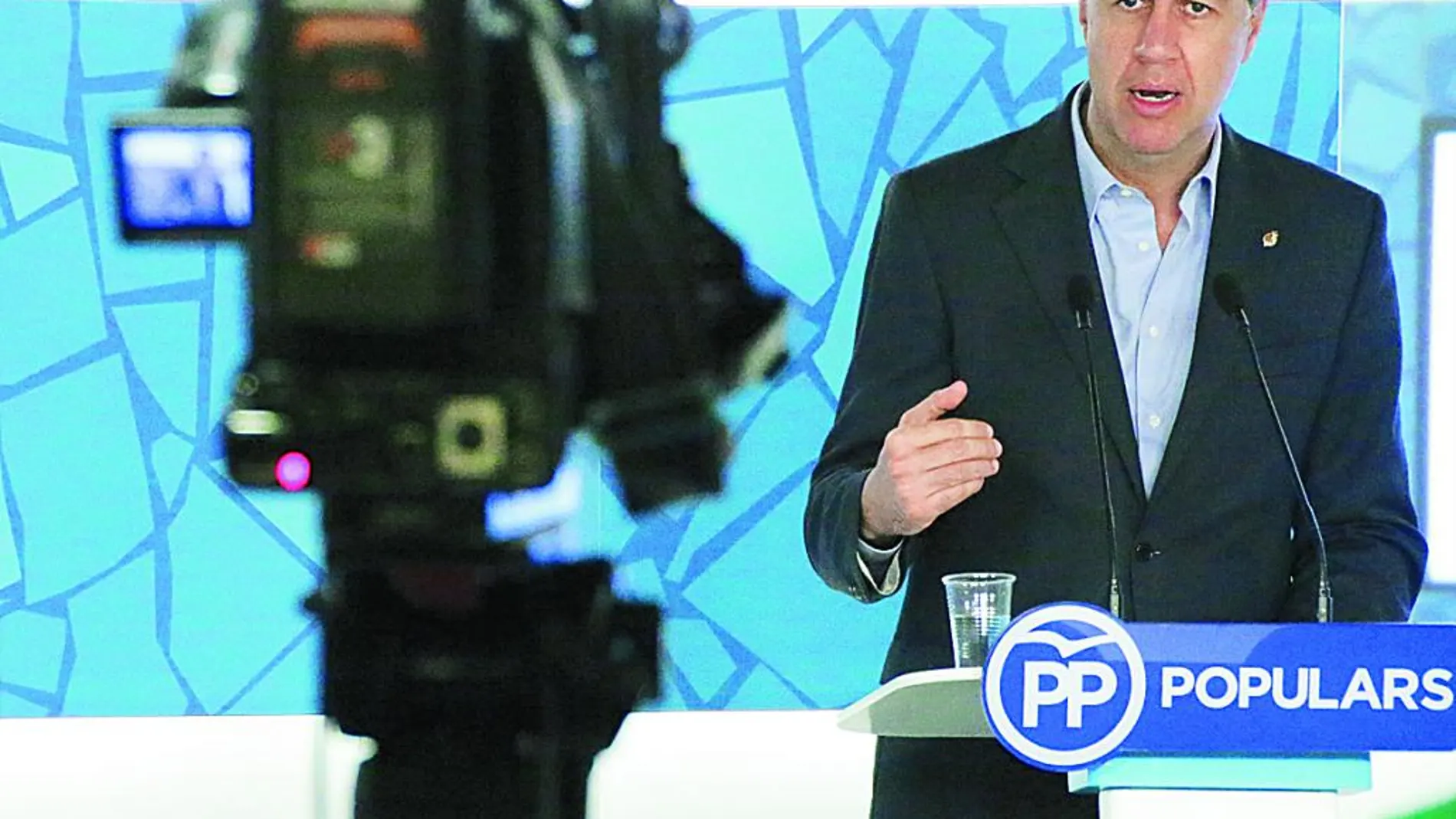 Albiol insta a Puigdemont a llamar a Rajoy para facilitar una reunión en La Moncloa