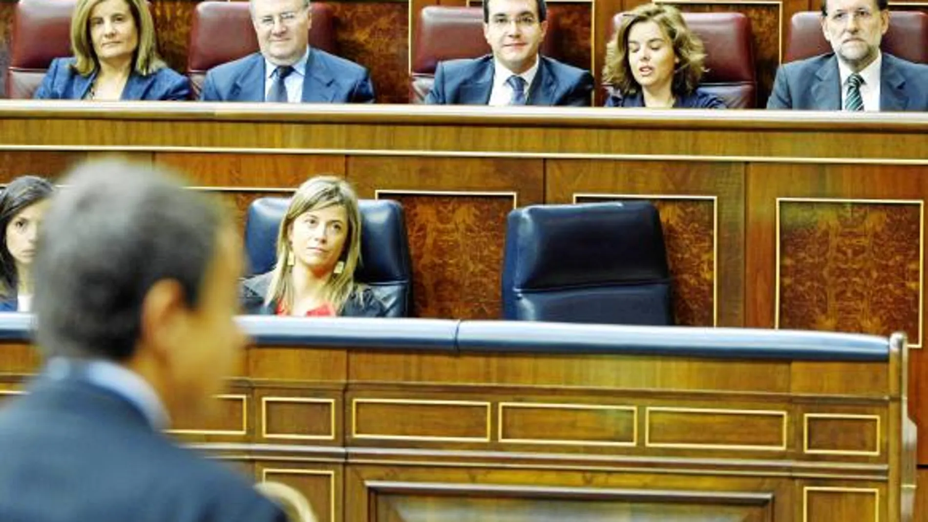Mariano Rajoy, muy atento, siguió las explicaciones que dio José Luis Rodríguez Zapatero de la reforma laboral
