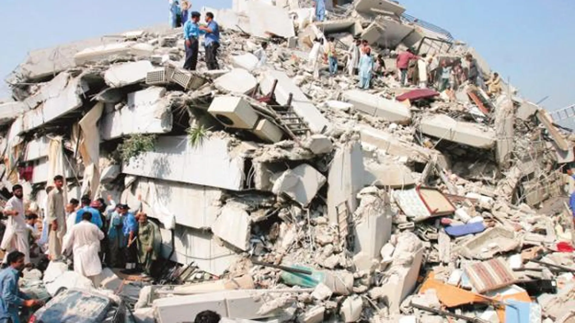 Cientos de casas quedaron reducidas a escombros tras el primer temblor y su réplica, casi igual de fuerte