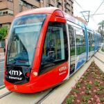 El tranvía de Murcia en su recorrido por el tramo experimental a la altura del centro de ocio ZigZagCity